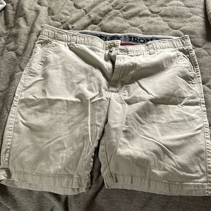 Men's twill shorts, beige color, size 38.